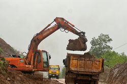 Đảm bảo an toàn giao thông khi mưa lớn kéo dài