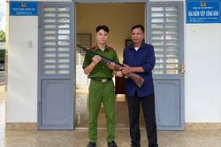 Người dân tự giác giao nộp súng
