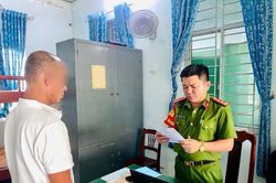 'Ách giữa đàng quàng vào cổ'