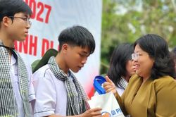 Trao trợ cấp học tập cho 600 học sinh vượt khó, hiếu học