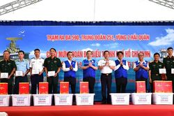 Đoàn đại biểu TPHCM thăm, động viên cán bộ, chiến sĩ tại đặc khu Côn Đảo