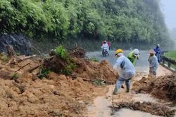 Huế: Khắc phục sạt lở trên quốc lộ 49 và đường Hồ Chí Minh