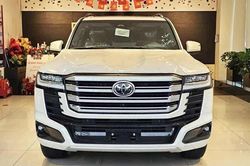 [GALLERY] Cận cảnh Toyota Land Cruiser HEV 'bằng xương bằng thịt' tại đại lý