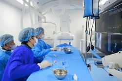 Mờ mắt, đau đầu, cụ ông 79 tuổi phát hiện hẹp 90% động mạch cảnh
