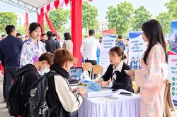 Ngoại ngữ mở rộng cơ hội làm việc ở nước ngoài