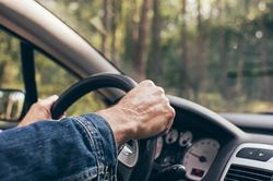 Nhấn giữ nút trên ô tô 3 giây có thể kích hoạt tính năng ẩn hỗ trợ người lái