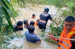 Kịp thời cứu thanh niên bị nước lũ cuốn