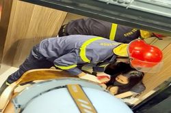 Cảnh sát giải cứu người dân mắc kẹt trong thang máy tầng 7