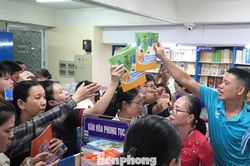 Đà Nẵng: Phụ huynh chen chúc đông nghẹt chờ mua sách giáo khoa