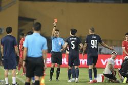 V.League: Từ chiếc thẻ đỏ của Đoàn Văn Hậu...