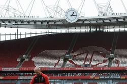 Arsenal gặt hái thành công, người lao động ở Emirates vẫn lo mất việc