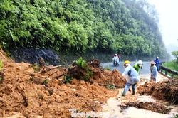 Mưa lớn gây sạt lở tắc đường, sóng mạnh nhấn chìm tàu cá ở Huế