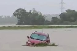 Ô tô suýt bị lũ cuốn khi qua đường ngập ở Đà Nẵng