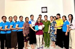 Bé trai sơ sinh bị bỏ lại trước cửa nhà dân lúc đêm khuya