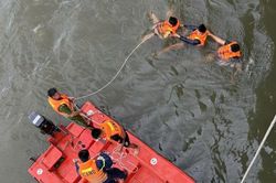 Tìm thấy thi thể nam thanh niên nghi nhảy cầu Trường Tiền