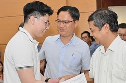 Từng sợ máu, bác sĩ nội trú đứng 9 giờ trong phòng mổ rồi chọn Ngoại khoa