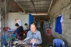 Chồng ung thư, ở nhà đất thuê, vợ gồng gánh khoản nợ hơn 200 triệu