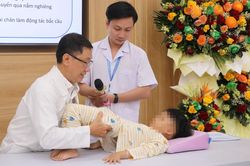 Căn bệnh âm thầm di truyền từ bố mẹ khiến trẻ khó bò, ngồi, đứng