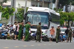 Nam sinh lớp 6 bị cuốn vào gầm ô tô khách đang lùi, tử vong tại chỗ