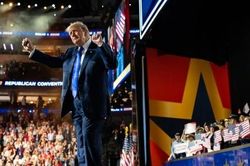 Ông Trump và Bộ trưởng Thương mại Mỹ làm rõ việc tặng 5.000 USD cho người dân
