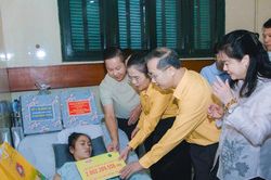 Mặt trận Tổ quốc tỉnh Nghệ An trao hơn 2 tỷ đồng của các nhà hảo tâm hỗ trợ cô giáo Hoàng Thị Hiền