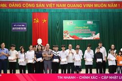 Trao 40 suất học bổng cho trẻ mồ côi gặp hoàn cảnh khó khăn