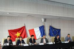 Trưởng Ban Tổ chức Trung ương Nguyễn Duy Ngọc thăm, làm việc tại Đại học Bách khoa Paris