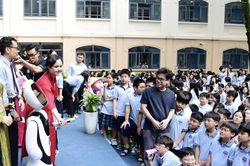 Trường phổ thông tại Hà Nội sử dụng robot làm lễ tân chào đón học sinh mỗi ngày