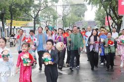 Gần 1.000 người đi bộ, diễu hành trong trang phục truyền thống Việt Nam và Nhật Bản