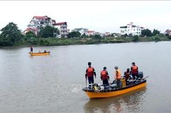 Khẩn trương tìm kiếm 2 người mất tích trên sông Trà Lý
