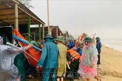 Khẩn trương hỗ trợ người dân di dời tài sản trước sóng biển xâm thực