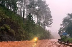 Lâm Đồng: Đèo D'Ran thông tuyến trở lại sau nhiều giờ đóng do sạt lở