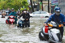 Đường ngập nước, lái xe máy thế nào để đảm bảo an toàn?