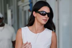 Kendall Jenner lăng xê mốt quần hoài cổ phối giày hot nhất 2026