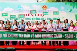 Phụ nữ Thanh Hóa thực hiện nếp sống xanh từ 'Phiên chợ truyền thông phòng, chống rác thải nhựa'