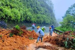 Huế: Mưa lớn gây sạt lở, tàu cá bị chìm