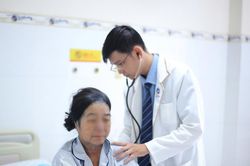 Tiếp xúc với con mắc thủy đậu, mẹ bị viêm phổi nặng