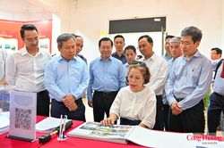 Chủ tịch Hà Nội lắng nghe quan điểm về xây thêm công trình ở Hồ Gươm