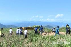 Bộ đội biên phòng cùng đồng bào dân tộc Mông xây dựng nếp sống mới
