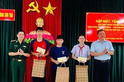 Trao hơn 20 triệu đồng quà tặng, tiếp sức học sinh khó khăn tại Đồn Biên phòng Sơn Trà