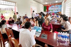 Xã Phú Lâm giải quyết thủ tục hành chính lưu động cho người dân trong chương trình Ngày thứ 7 phục vụ nhân dân