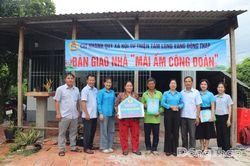 Trao 'Mái ấm Công đoàn' cho đoàn viên Lê Văn Chính