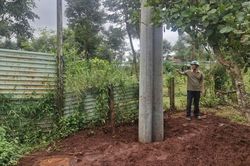 Dựng trụ điện trong hành lang an toàn đường bộ, dân bức xúc