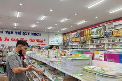 Photo sách giáo khoa cho con học thế nào để không vi phạm bản quyền?