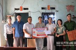 UBND phường Tam Thanh trao quà hỗ trợ hộ nghèo, hộ cận nghèo