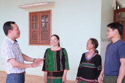 Trưởng bon người Nùng 'nói tiếng M'nông'