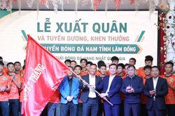 Người hâm mộ bóng đá Lâm Đồng cổ vũ trận đầu tiên trên sân nhà