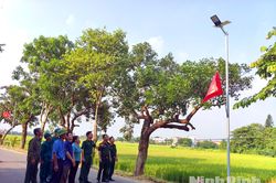 Thắp sáng đường quê, thắm tình quân dân