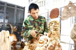 Độc đáo nghề gỗ lũa