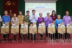 Khám bệnh, cấp thuốc miễn phí và tặng 200 suất quà cho người dân xã Thượng Cốc